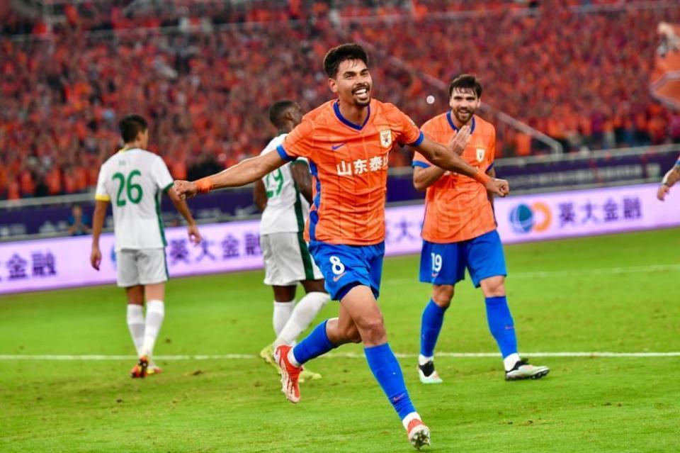 泰山逼平申花！媒体人热议：阻击京沪赢得尊重，被主裁偷走2分